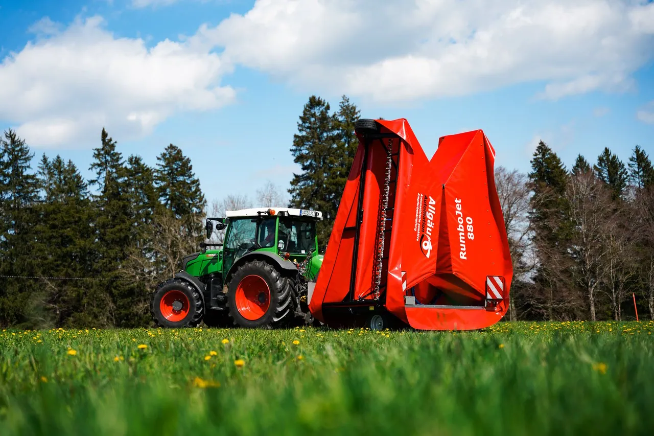 Traktor mit dem RumboJet von Allgäu Automation auf der Wiese