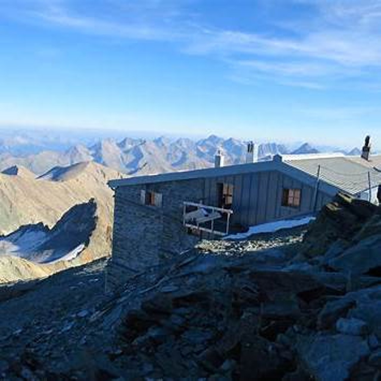 Erzherzog-Johann-Hütte am Großglockner auf 3.454 m mit Photovoltaik und Blockheizkraftwerk von NET