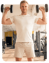 Ein lächelnder Mann in einem Fitnessstudio, der mit beiden Händen Hanteln über dem Kopf hält.