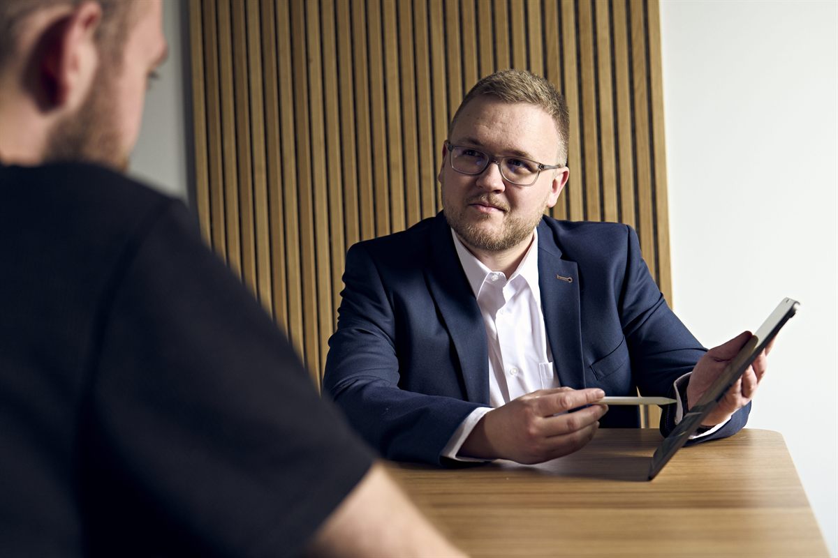 Versicherungsvermittler im Gespräch zum Thema Tippgeber und Untervermittlung