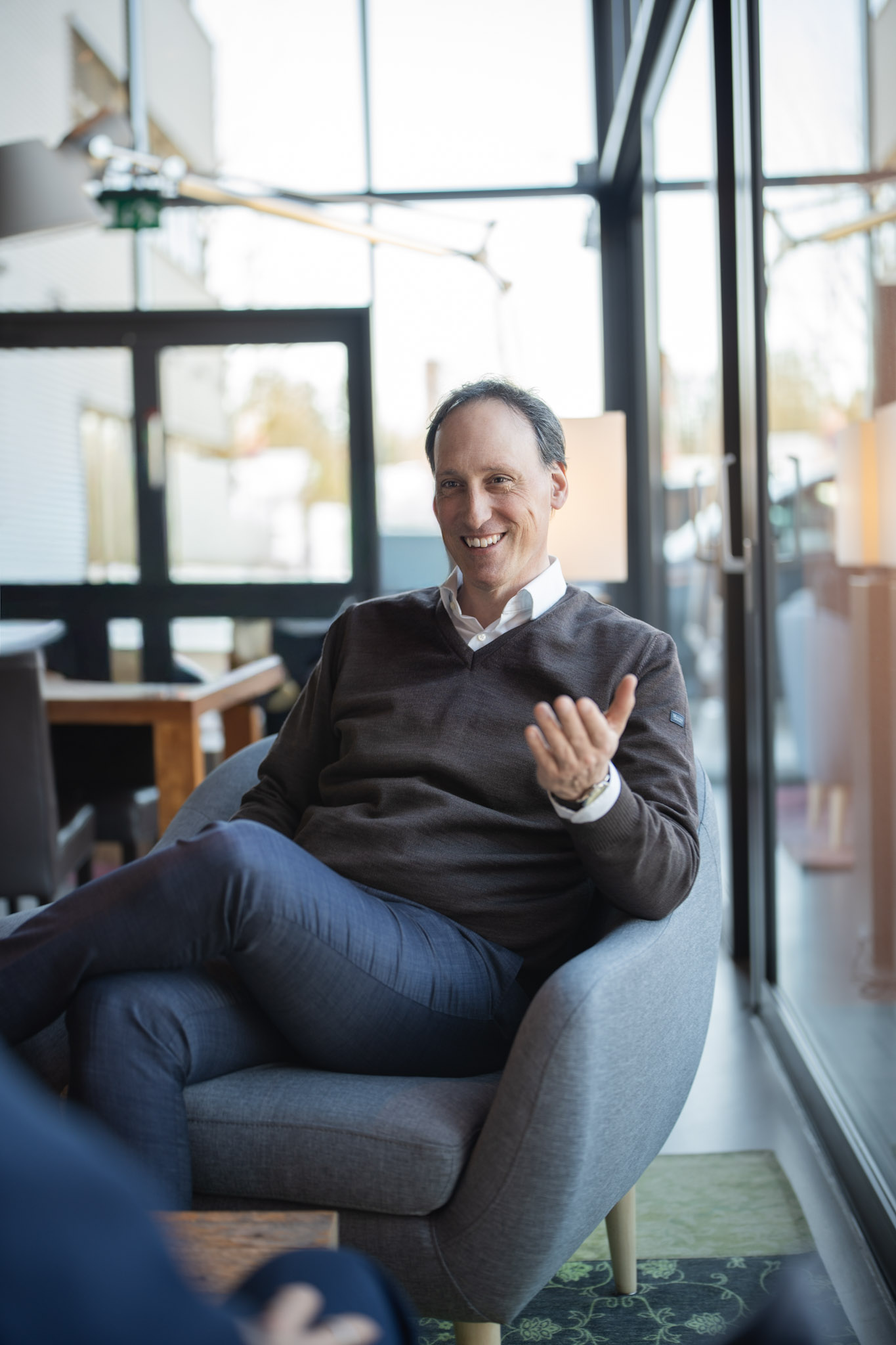 Florian Wagner, lächelnd im Sessel sitzend.