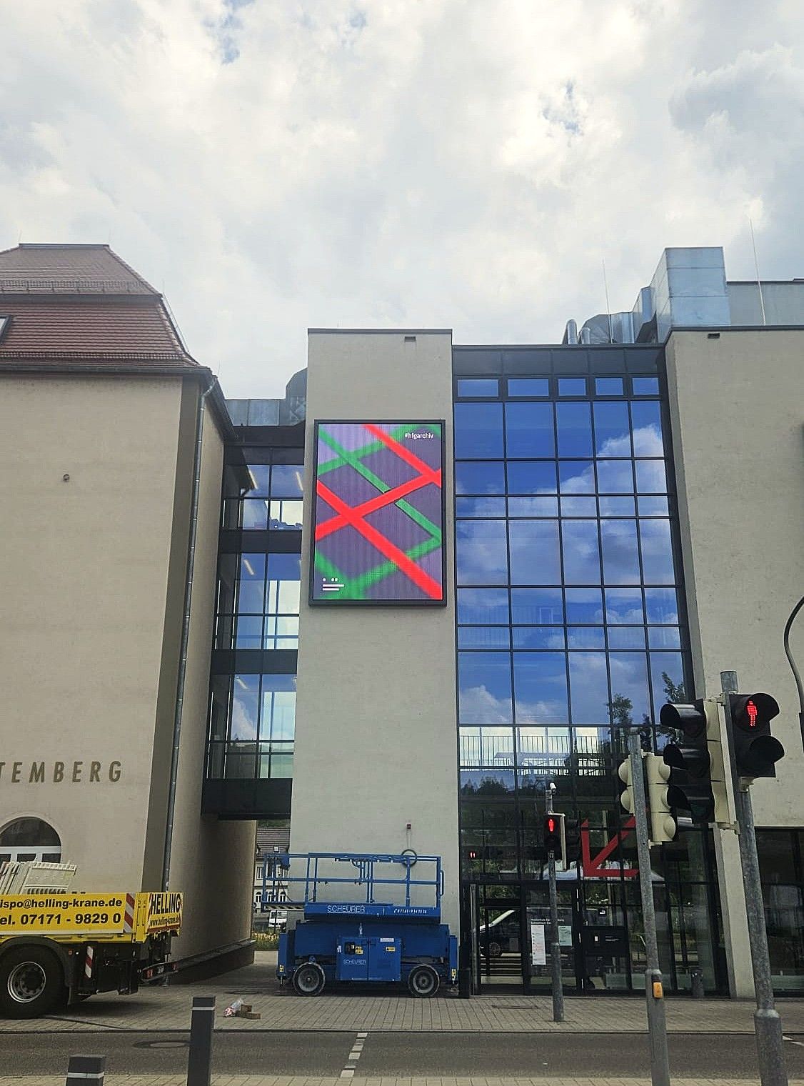 Hochformatige LED-Werbeanlage im Sonderformat auf einem Bahnhofsplatz