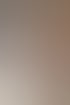 Zwei Männer gehen in einer hellen Holzwerkstatt an langen Holzbohlen vorbei in Richtung eines großen Sektionaltors.
