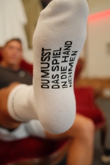Socken mit Logo waschen und pflegen: eingestricktes Logo von Refinesocks bleibt farbecht