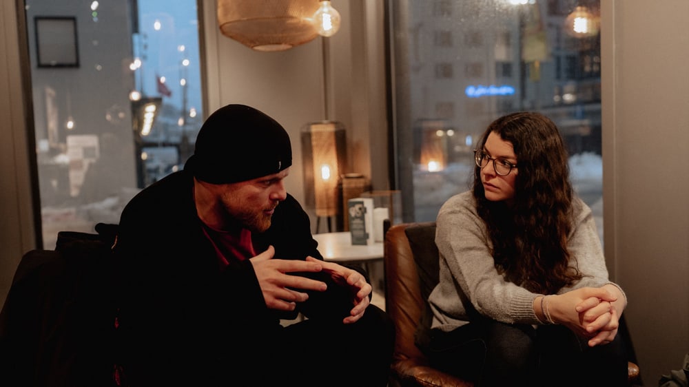 Zwei Personen im Gespräch im Café