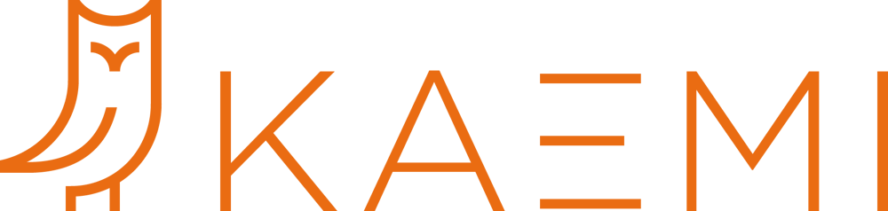 Orangefarbenes Eulen-Logo mit dem Wort "KAEMI" auf dunkelgrünem Hintergrund.