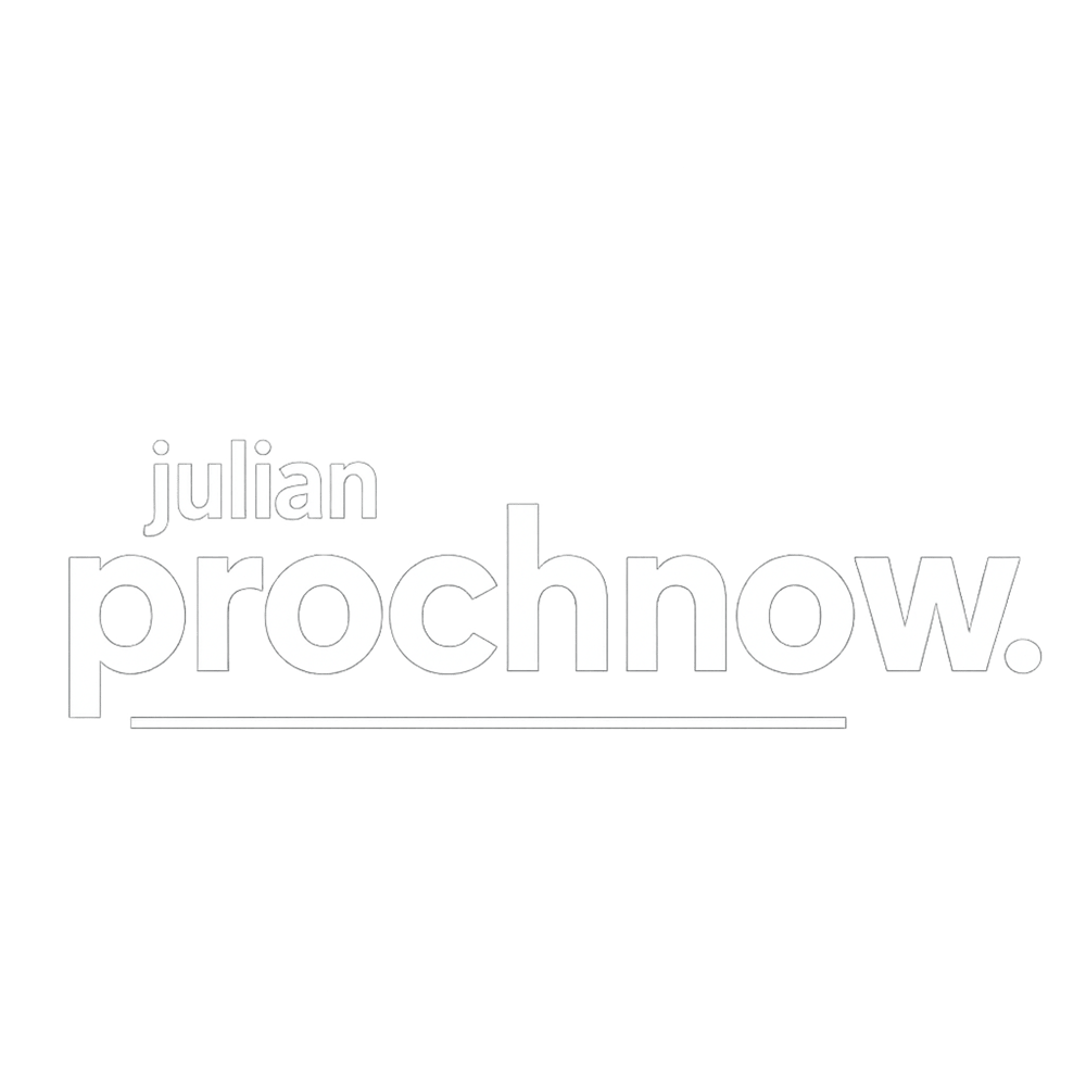 Weißer Text "julian prochnow." mit Unterstrich auf dunkelgrünem Hintergrund.