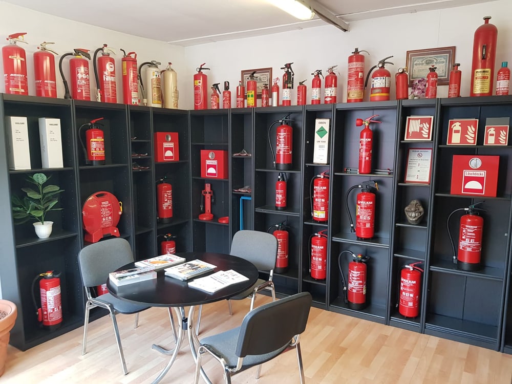 Bereitgestellte Feuerl&ouml;scher in einem Betriebsraum