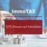 Eine Person hält einen Stift über ein Modellhaus, mit den Texten "ImmoTAX" und "Stiftung gründen".