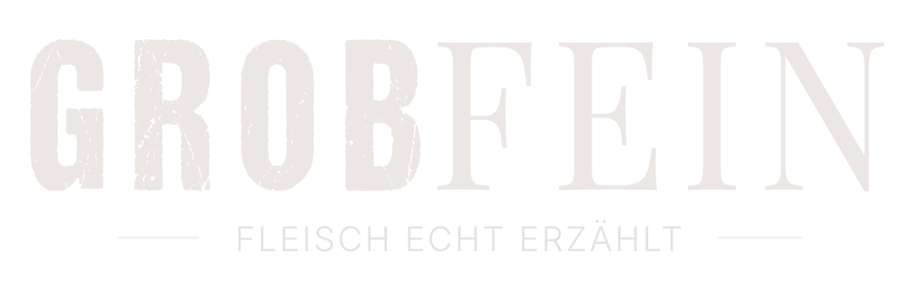 GROBFEIN FLEISCH ECHT ERZÄHLT Logo in Weiß auf dunkelgrünem Hintergrund.