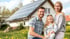 Familie vor Einfamilienhaus mit Photovoltaikanlage im Münsterland – Solaranker GmbH Ahlen