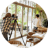 Eine Fotografin macht Fotos von einer Köchin in einem Restaurant.