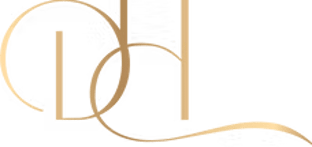 Goldenes Logo aus den ineinander verschlungenen Buchstaben D und H in eleganter Schreibschrift auf weißem Hintergrund.