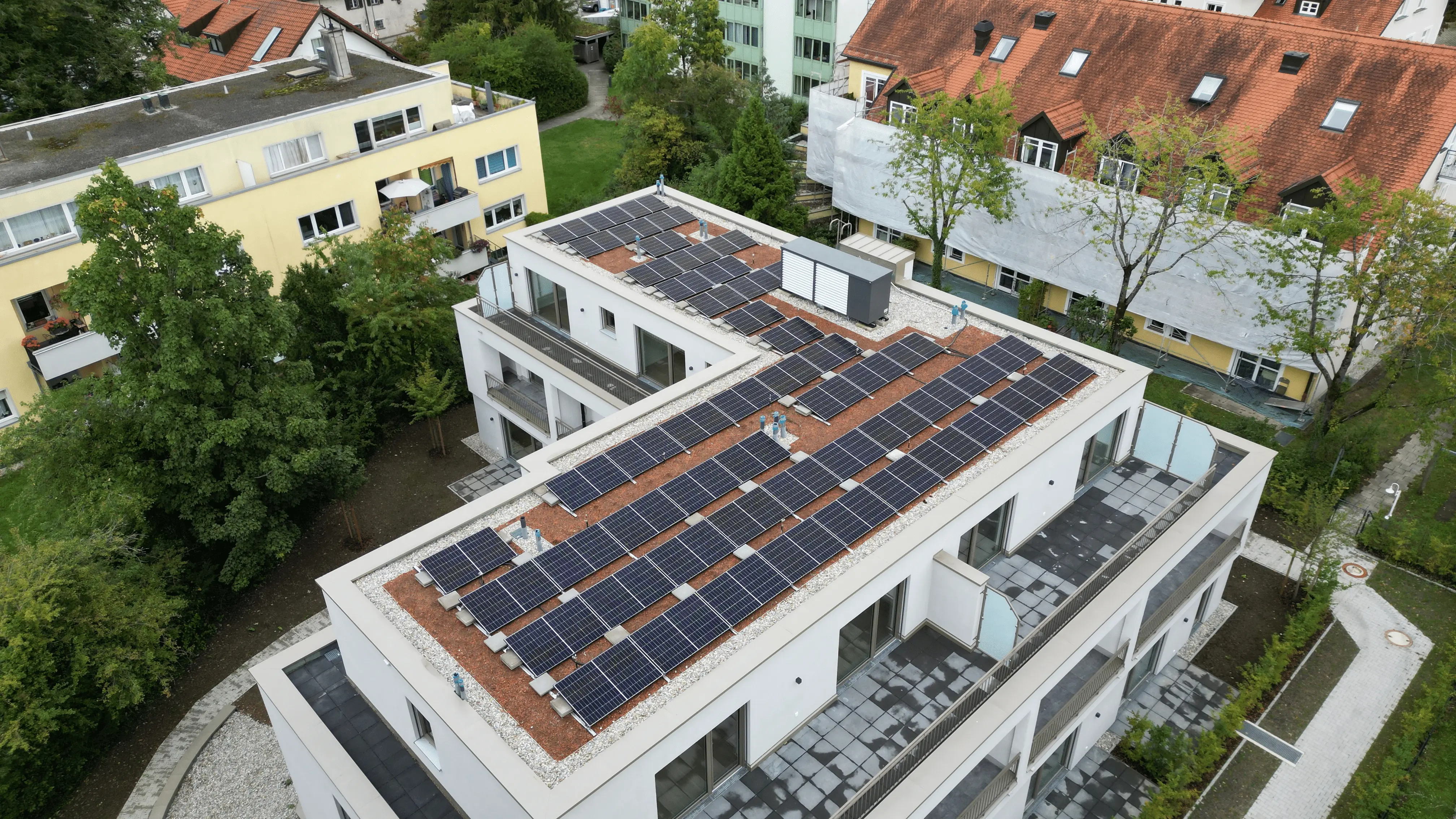 Photovoltaikanlage aus der Drohnenperspektive