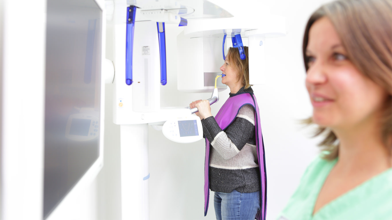 Patientin beim digitalen Röntgen