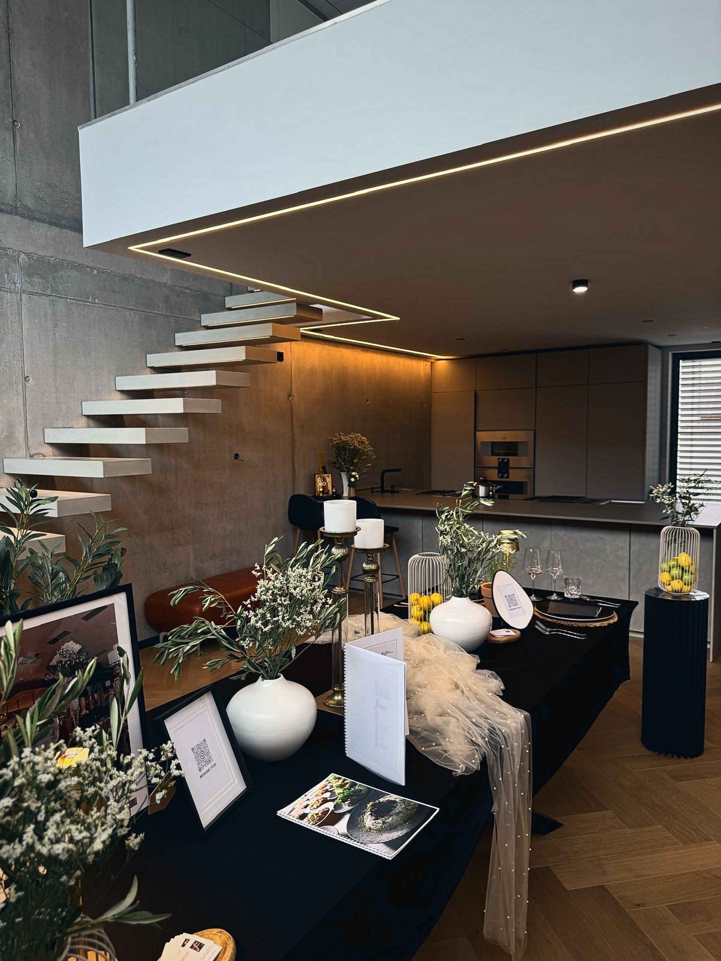 Festlich gedeckter Catering-Tisch mit Blumen bei einer Feier