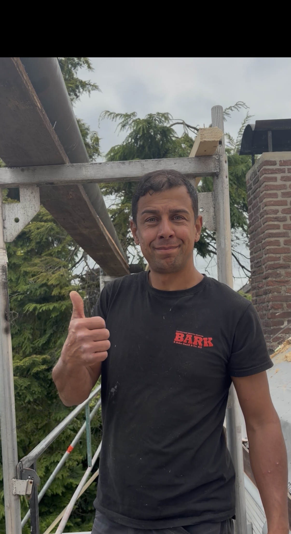 Handschlag zwischen Kunde und Dachdecker