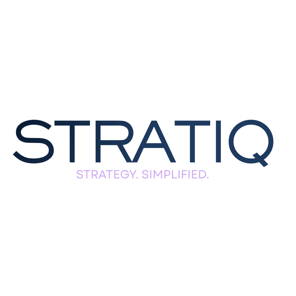 STRATIQ Logo: STRATEGY. SIMPLIFIED. auf dunkelgrünem Hintergrund.