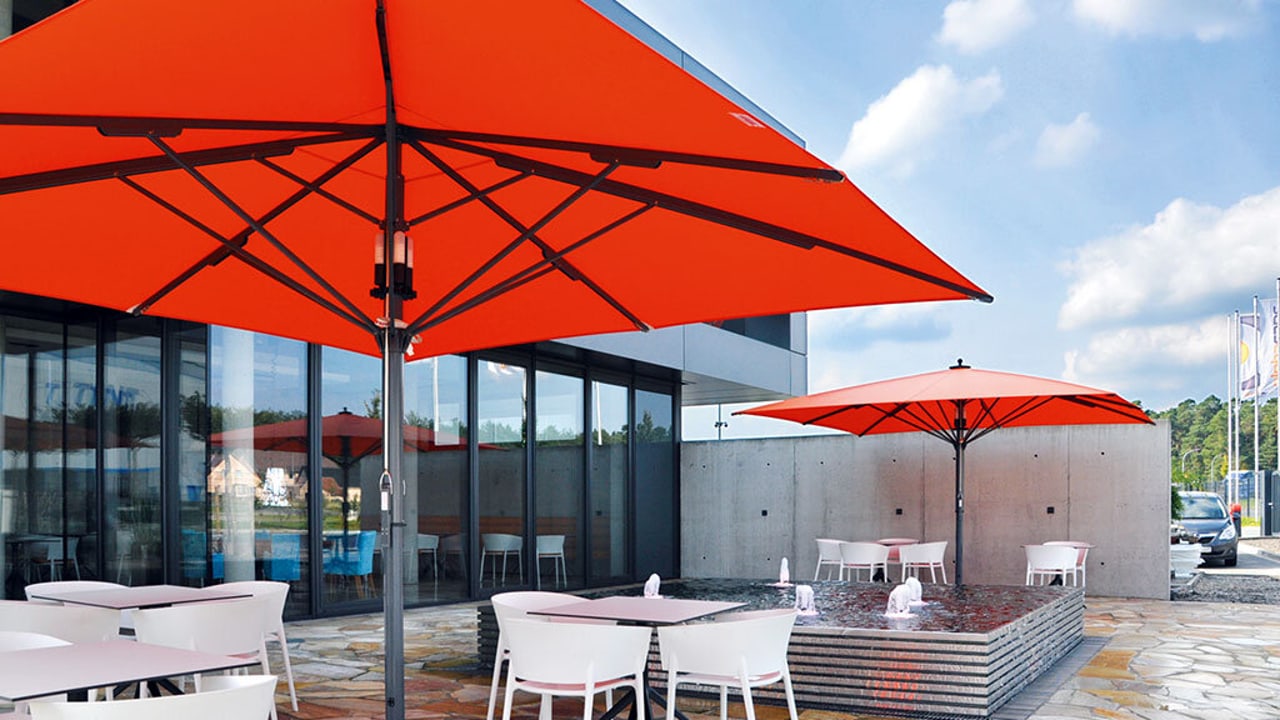 Sonnenschirm auf Terrasse aufgespannt