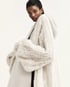 KI-generierte Fotografie im Editorial-Look – minimalistische Komposition mit Kontrast aus Licht und Schatten