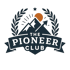 Logo "THE PIONEER CLUB" mit Bergen, Sonne, Pfeil und Lorbeerkranz auf dunkelgrünem Hintergrund.