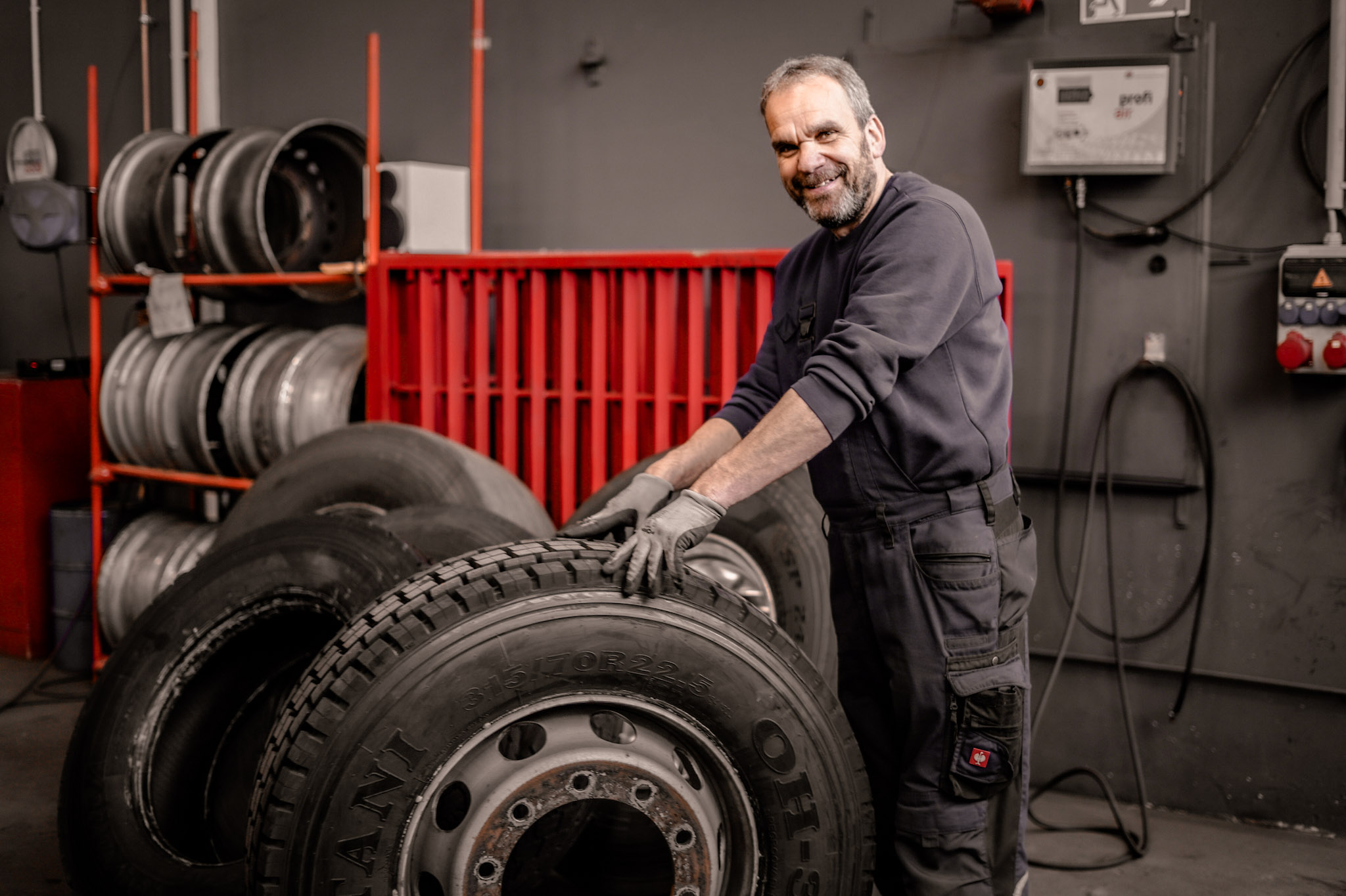 Mitarbeiter des Lkw-Reifenservice bei der Arbeit an einem Lkw-Rad