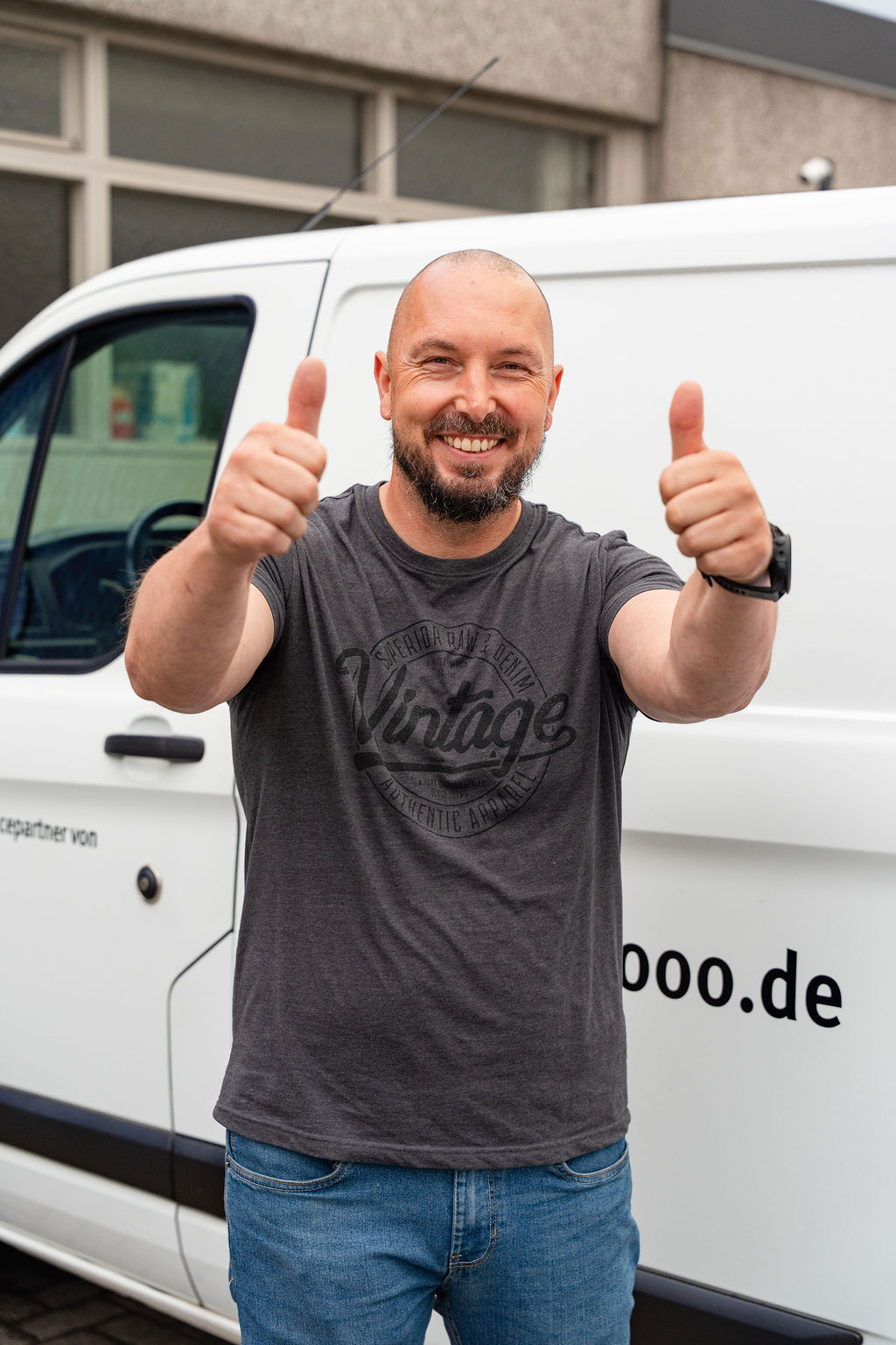 Monteur bei der Arbeit an einem Hochregallager