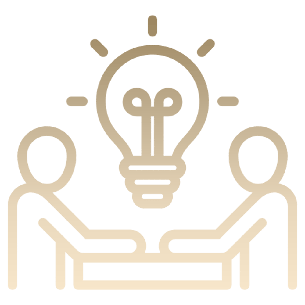 Zwei schematische Personen sitzen an einem Tisch, über ihnen schwebt eine Glühbirne, die eine Idee symbolisiert.