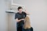Physiotherapeut wendet die Bobath-Methode an, hebt den Arm einer Patientin und massiert ihn