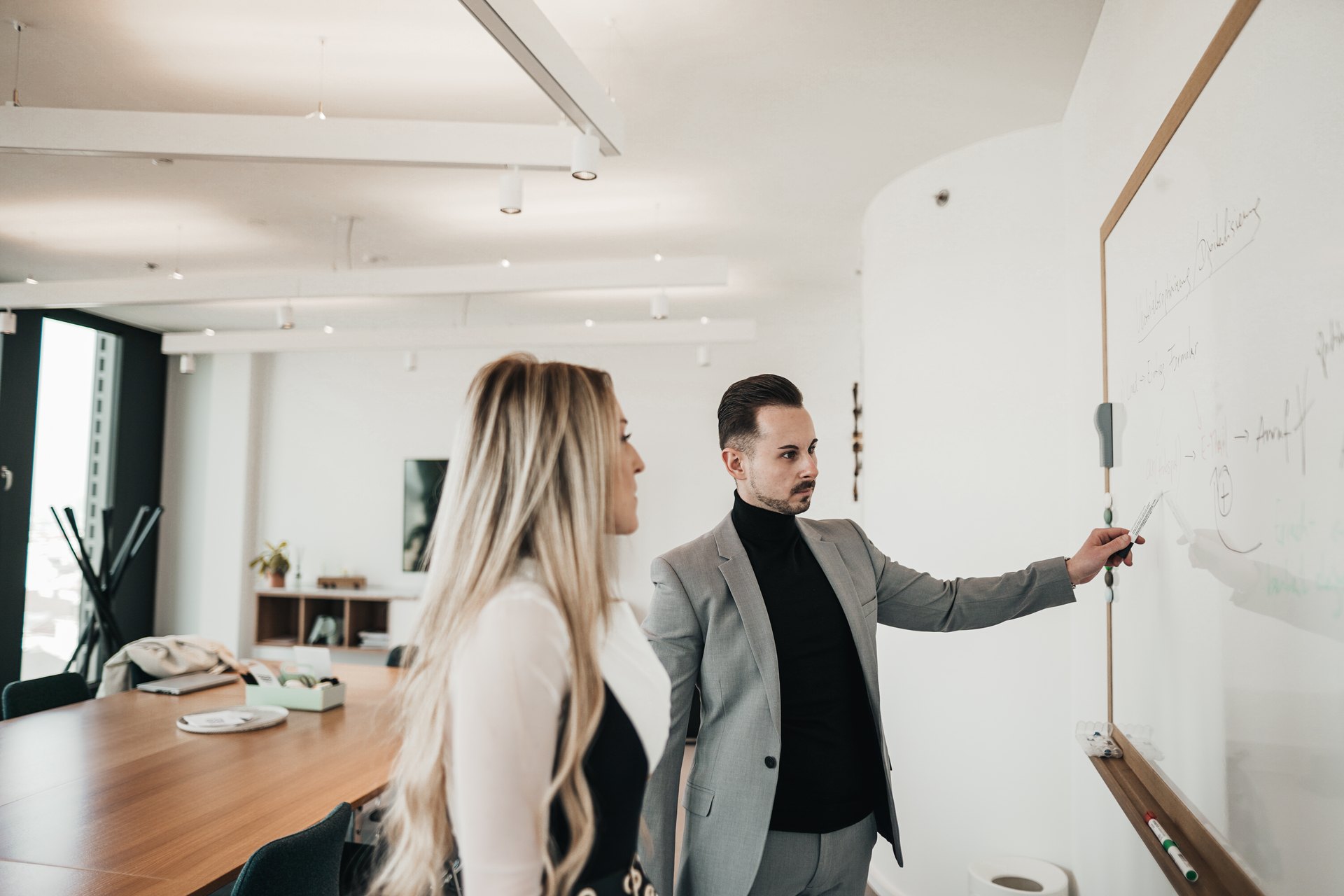 Ines Thurner und Arnold Abraham bei der Arbeit im Büro in Steyregg