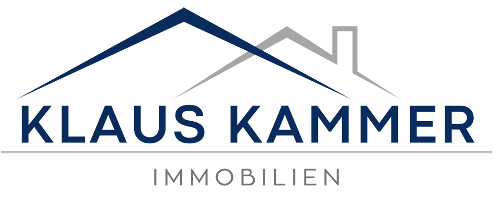 Logo von Klaus Kammer Immobilien mit dunkelblauem und grauem Dachsymbol auf grünem Hintergrund.