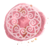 Weißes kreisförmiges Mandala mit Spiralmustern auf einem rosa Aquarell-Hintergrund vor schwarzem Kontrast.