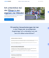Eine lächelnde Frau in blauer Bluse und weißen Hosen sitzt auf einer Betonmauer vor einem Gebäude.