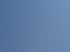 Froschperspektive einer weißen Säule, die eine dreieckige Stahlrahmenkonstruktion gegen einen klaren blauen Himmel stützt.