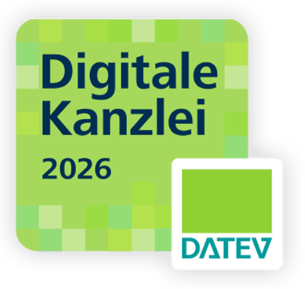 Grünes Abzeichen mit Text "Digitale Kanzlei 2026" und DATEV-Logo.