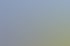Zwei Männer montieren eine helle Pergola oder Terrassenüberdachung an einem sonnigen Tag.