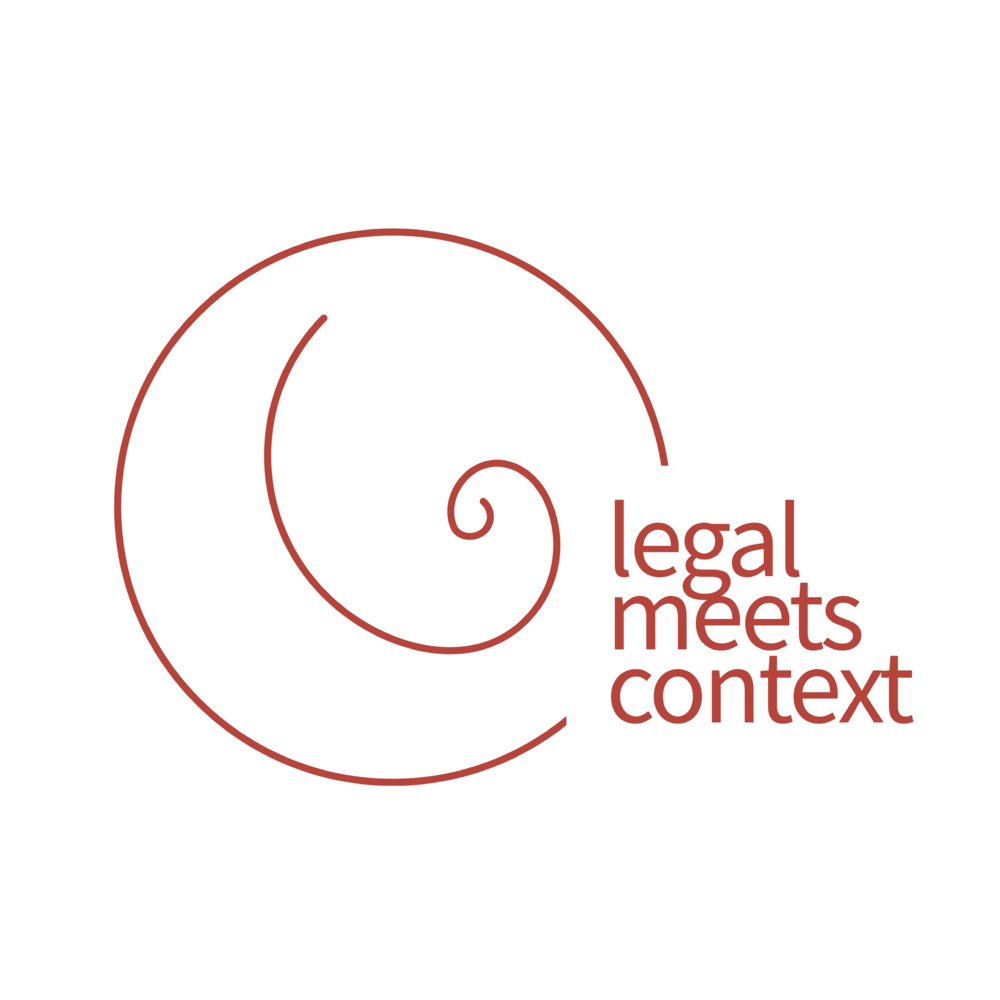 Rotes spiralförmiges Logo auf dunkelgrünem Grund, daneben der Text "legal meets context".