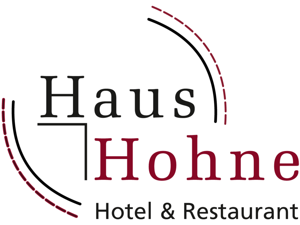 Logo "Haus Hohne Hotel & Restaurant" mit geschwungenen Linien in Schwarz und Rot auf dunkelgrünem Hintergrund.