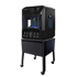 Drei schwarze Stratasys J55 Prime 3D-Drucker von links nach rechts kleiner werdend.