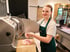 Verkäuferin beim Aufschneiden von Wurst in Körners Hofladen