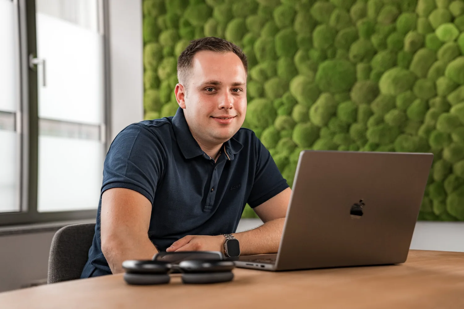Porträt von Alexander Pfeifer am Laptop