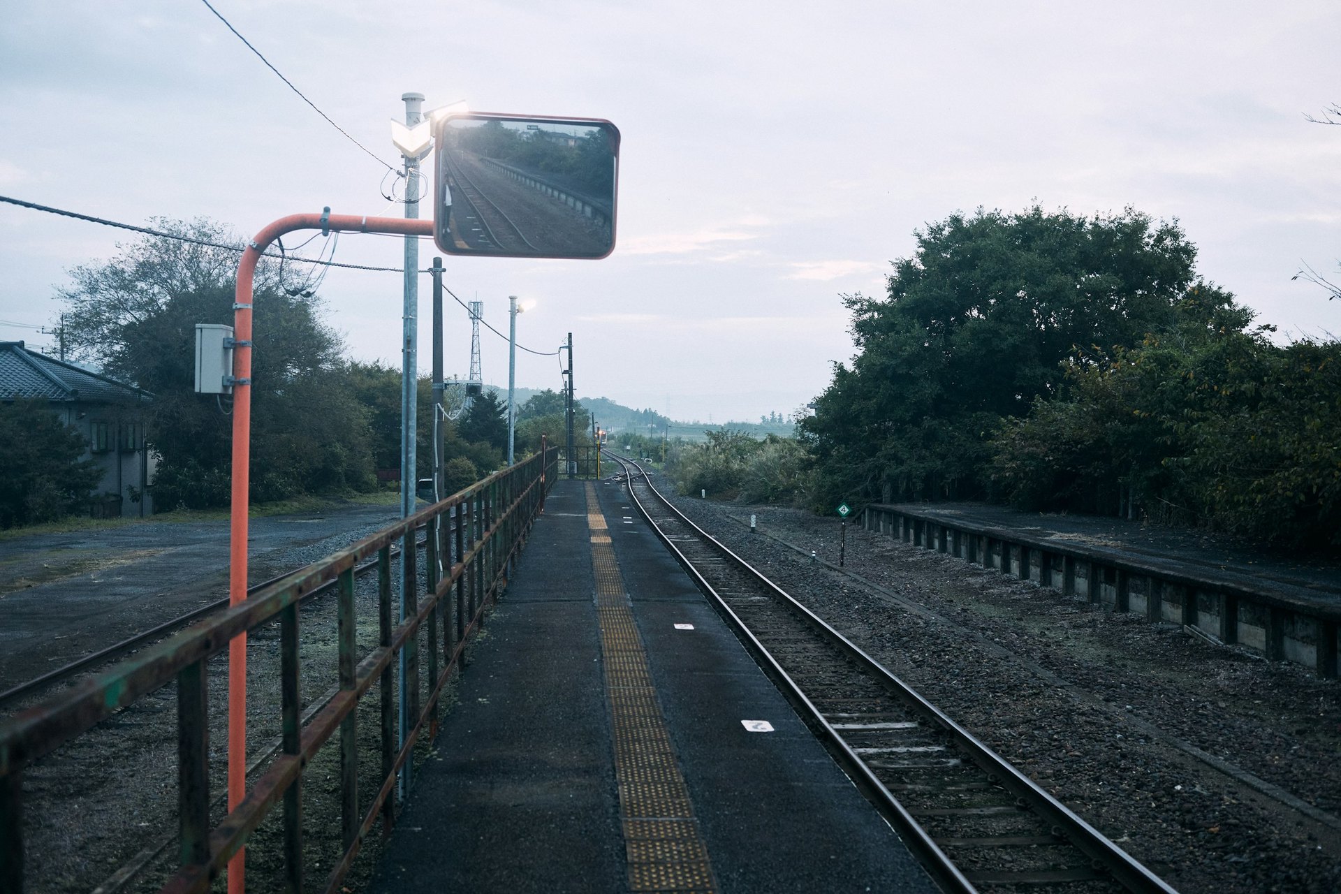 Ein leerer Bahnsteig einer kleinen Landstation in der Morgendämmerung
