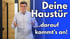 Mann in Hemd gestikuliert vor einer geöffneten Tür; Text "Deine Haustür ...darauf kommt's an!"