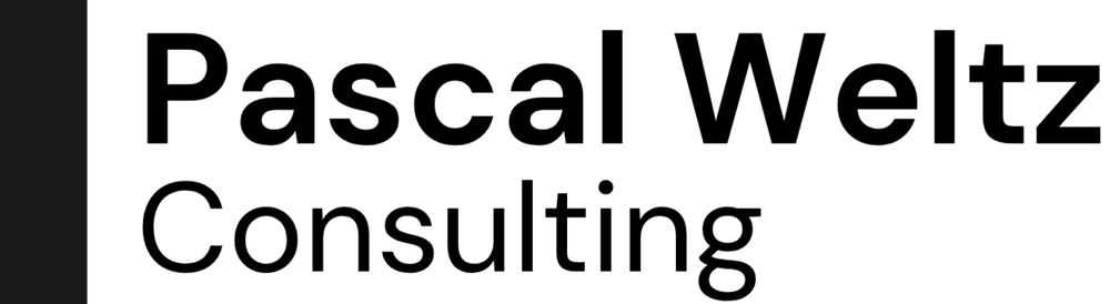 Pascal Weltz Consulting Logo mit blauem vertikalen Balken links und schwarzem Text auf dunkelgrünem Hintergrund.