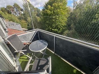 Balkon der unteren Wohnebene mit Sitzplätzen und Blick ins Grüne