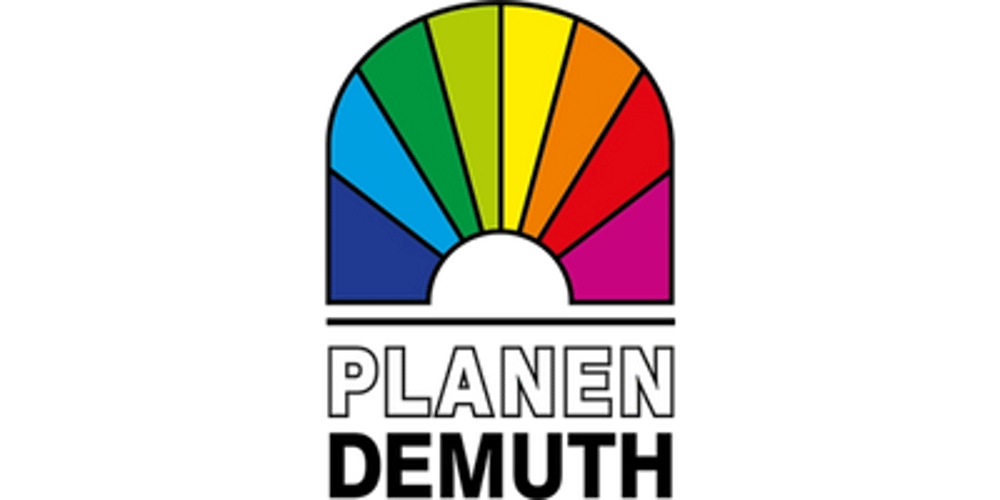 Logo mit Regenbogenfächer in einem Bogen über den Wörtern "PLANEN DEMUTH" auf dunkelgrünem Hintergrund.
