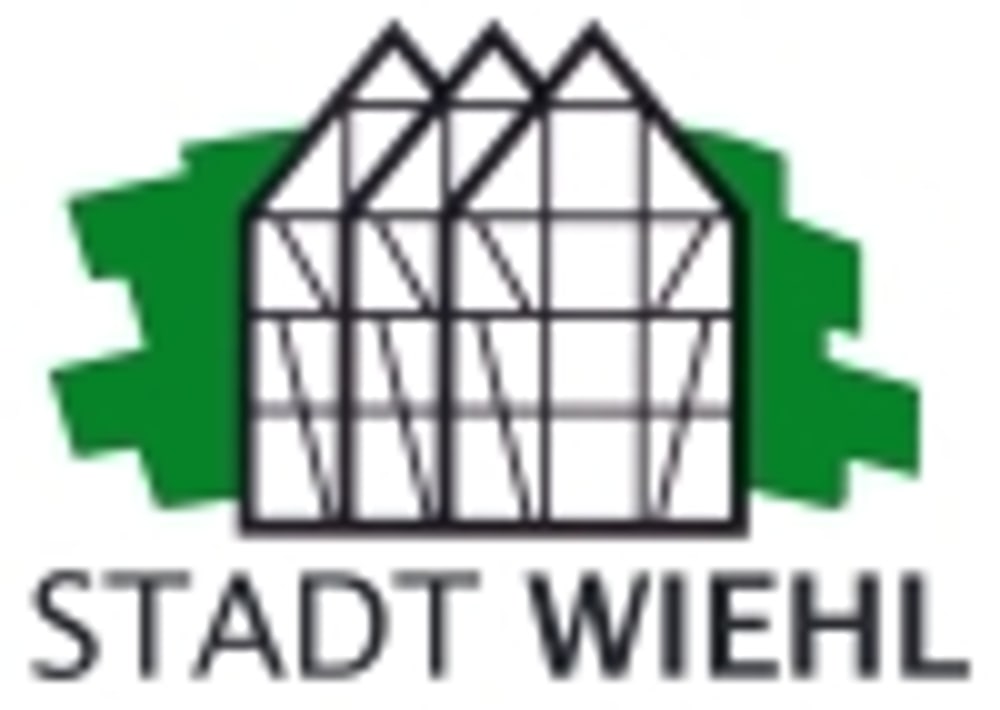 Logo der Stadt Wiehl mit drei stilisierten Fachwerkhäusern vor grünem Hintergrund.