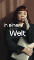 Frau mit roten Haaren und Tätowierung hält Laptop; Text: "In einer digitalen Welt voller Lärm".