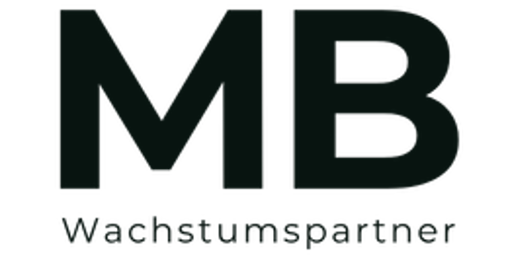 MB Wachstumspartner Logo mit weißen Buchstaben auf dunkelgrünem Hintergrund.