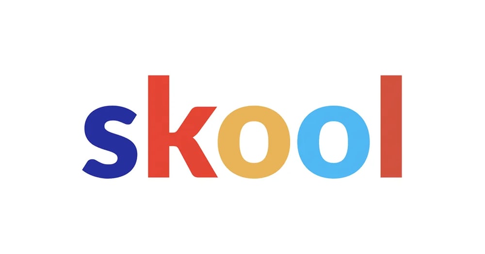 "skool" Logo mit farbigen Buchstaben: s (dunkelblau), k (rot), o (orange), o (hellblau), l (rot).